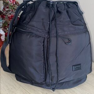New Reebok Tote, Black, 2 exterior zip pockets, lots of room inside, on the go
